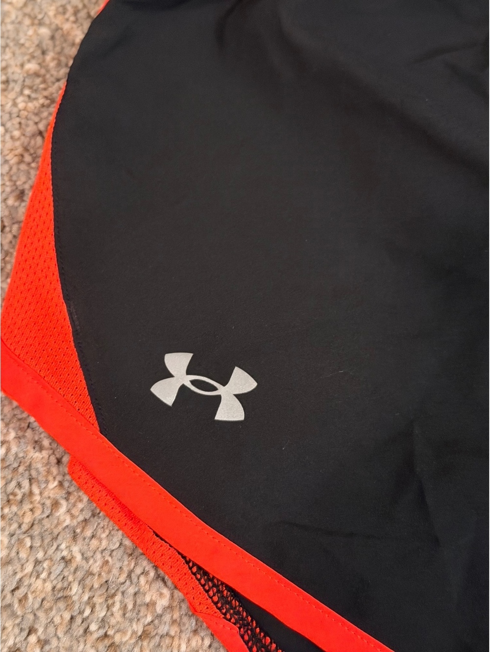 Under Armour HeatGear Black & Red Running Shorts Small - Picture 2 of 5